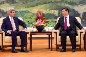 El secretario de Estado norteamericano John Kerry conversa con el presidente chino Xi Jinping, en el