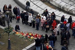 Miles claveles son depositados en la plaza de la Independencia en Kiev, en recuerdo de los manifesta