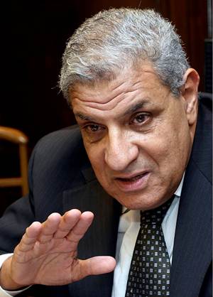 Mahlab es ingeniero civil y fue un alto funcionario del gobierno de Mubarak; muchos en el pas lo ca