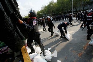Cientos de policas desmantelaron un campamento cercano a la Casa de gobierno en Bangkok, ocupada po