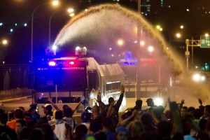 Ayer por la noche, miles de manifestantes opositores que trancaron una autopista principal de la cap