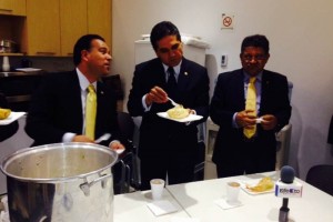 Diputados del PRD invitaron los tamales y el atole a reporteros en San L�zaro