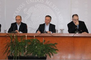 El embajador de Mxico en Estados Unidos, Eduardo Medina Mora (cent), durante la conferencia de pren