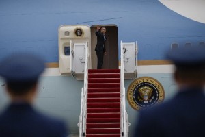El presidente de Estados Unidos aborda el Air Force One con destino a Mexico