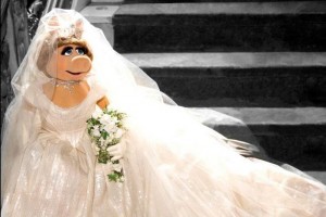 El elegante vestido de novia es de color marfil y cuenta con una larga cola. En la parte superior es