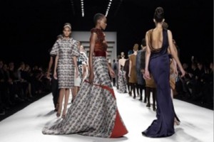 Mostr� una l�nea bien integrada de lujosos abrigos, pieles y atractivos estampados geom�tricos