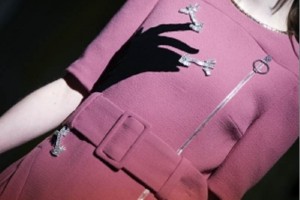 Las cremalleras se hicieron presentes en la propuesta de Carven para el oto�o/invierno