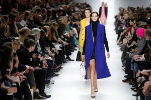 PASARELA. Los abrigos de lana, que compartieron con las chaquetas de traje la doble botonadura, alternaron man