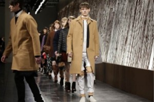 Pasarela de chocolate en la Semana de la Moda de NY Mientras los modelos lucan las prendas, en una pared blanca chorreaba el chocolate