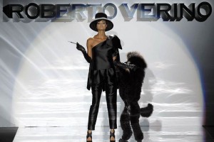 INICIO. La top model brasilea Daniela Braga luce un diseo de Roberto Verino durante el desfile del modisto