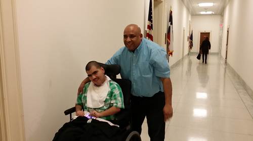Pedro Hernndez, con su hijo adoptivo Juan, quien sufre de parlisis cerebral. Pedro reingres a EU 