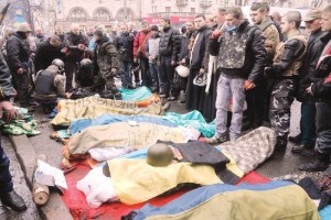 Activistas muestran su respeto a los manifestantes muertos por la represi�n en las protestas en Kiev