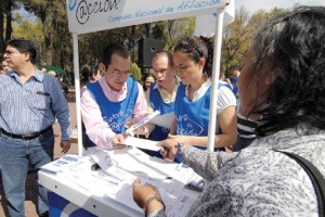 Panistas, por indagar padrn de militantes El ex lder panista Csar Nava y la senadora Mariana Gmez del Campo, durante la campaa de afiliaci