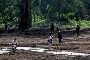 Seg�n testimonio de algunos integrantes de las autodefensas, los polic�as federales los gu�an en sus
