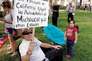 Frente al Consulado de Mxico en Los ngeles, clubes de migrantes michoacanos piden fondos para mand