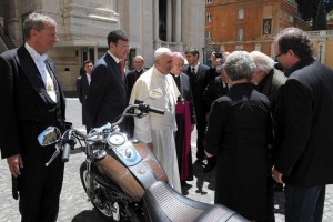 El papa Francisco recibe como regalo una motocicleta Harley Davidson Dyna Super Glide Custom 2013 en
