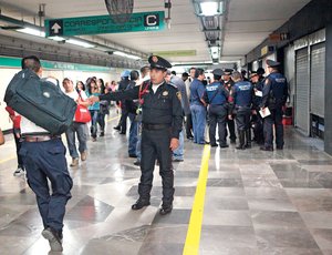 Agreden a dos policas en el Metro, muere uno