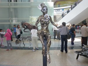 <b>Cr�nica.</b> Crea arte con variedad de autopartes