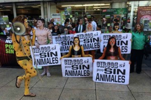 En la calle de Francisco I. Madero jvenes del colectivo AnimaNaturalis piden la prohibicin de anim