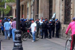 Bicitaxistas del Centro Hist�rico acudieron a las inmediaciones de las oficinas del GDF para pedir q