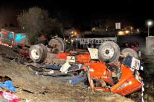 Aparentemente el chofer del tr�iler se qued� dormido y embisti� por la parte de atr�s al cami�n tort