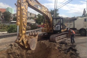 Trabajadores realizaron un agujero con apoyo de una retro excavadora, en un espacio de unos cinco me