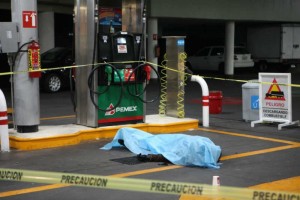 El crimen ocurri� en una gasolinera, ubicada en Anillo Perif�rico y Luis Cabrera, en la colonia Jard