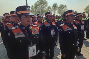 Slo mujeres, debidamente identificadas con uniformes de color negro con franja naranja, con 50 term