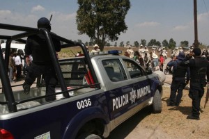 Durante la gresca un polic�a fue golpeado en la cabeza con una piedra, el cual perdi� el conocimient