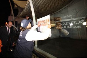 Las autoridades tambi�n suspendieron dos establecimientos mercantiles