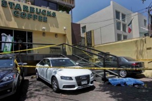 Aparentemente la v�ctima acababa de salir de un banco cercano donde cambi� dos cheques, uno por 10 m