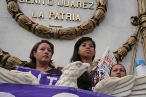 Como se ten�a planeado, Yakiri encabez� el contingente de la marcha de conmemoraci�n por el D�a Inte