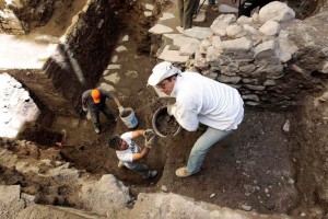 Trabajadores del INAH durante la excavacin del templo de Ehcatl Quetzalcatl frente el Templo Mayo