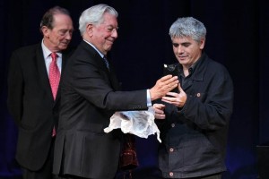 El premio, que fue entregado por el escritor peruano Mario Vargas Llosa en una ceremonia en el Teatr
