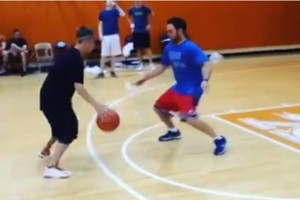 Genialidad o truco de Justin Bieber en basquetbol? Scooter Braun se fue de espaldas ante la jugada de Bieber.