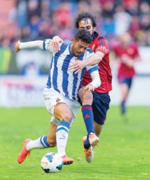 Vela da pase para gol, pero empata