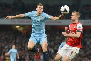 Manchester City no pudo bajar al Chelsea del liderato al empatar con Arsenal.