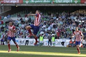 Atl�tico manda en la Liga Espa�ola, empatado en puntos con Real Madrid.