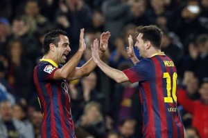 Bara golea y se acerca al liderato en Espaa Lionel Messi y Xavi Hernndez lograron sendos golazos en el Camp Nou