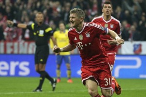Bastian Schweinsteiger celebra el gol del pase del Munich