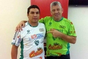 Salvador Caba�as firm� este d�a su contrato