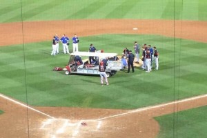 En carrito tuvo que ser sacado del campo y llevado al hospital el lanzador