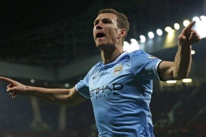 Edin Dzeko anot� en par de ocasiones al Manchester United