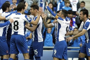 El defensa mexicano Hctor Moreno festeja con sus compaeros el triunfo sobre el Elche 