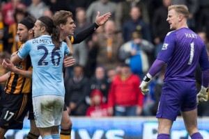 <b>Video.</b> Escupen en la cara al portero del City George Boyd reaccion de manera violenta contra Hart.