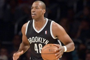 Collins se queja de comentario homfobo en NBA Jason Collins dijo que hasta ahora, la experiencia ha sido positiva, pero un jugador le hizo un come