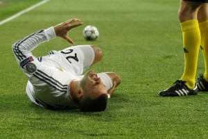 Jugadores animan a Jes tras su lesin Jes Rodrguez estar seis meses de baja por la entrada de Sead Kolasinac.