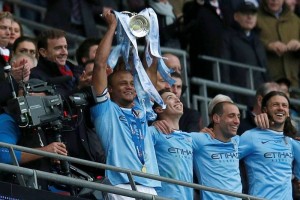 Kompany levant� el trofeo ya desarmado.