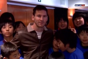 Messi firm� aut�grafos y convivi� con los ni�os y j�venes japoneses.