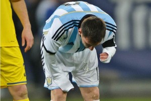 Messi vomit en la cancha por sexta vez por qu? El jugador de la seleccin de Argentina vomita en un partido contra Rumania el mircoles, 5 de marzo